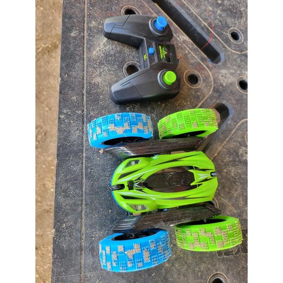 Threeking Remote Control Double-Sided Car Driving 360-degree Rotating Car Toy - Picture 4 of 5